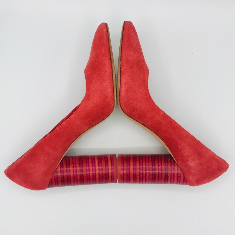 POR LA VICTOIRE SUEDE PUMPS